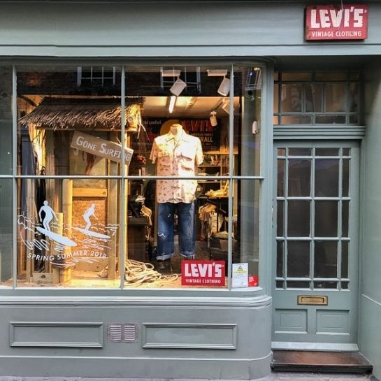 A8 pomysłów na wiosenną aranżację witryny sklepowej