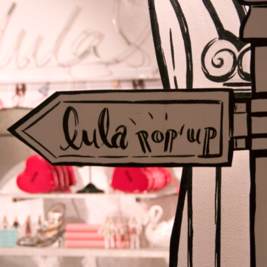 AIlustrowane dekoracje w przestrzeni sklepowej