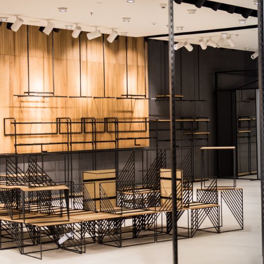 Produkcja mebli sklepowych: jakie materiały sprawdzają się najlepiej?