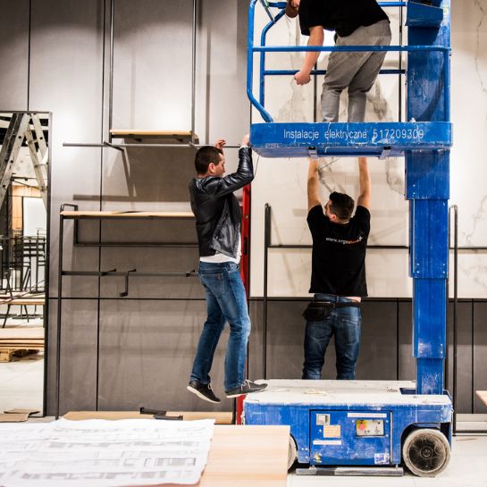 Jak wybrać firmę do produkcji sklepu stacjonarnego w 2025 roku?