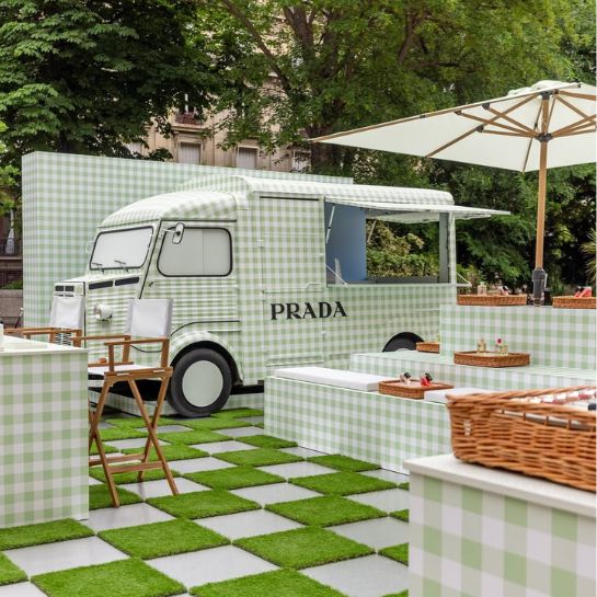 APop-up stores: nowoczesne rozwiązania dla tymczasowych przestrzeni handlowych